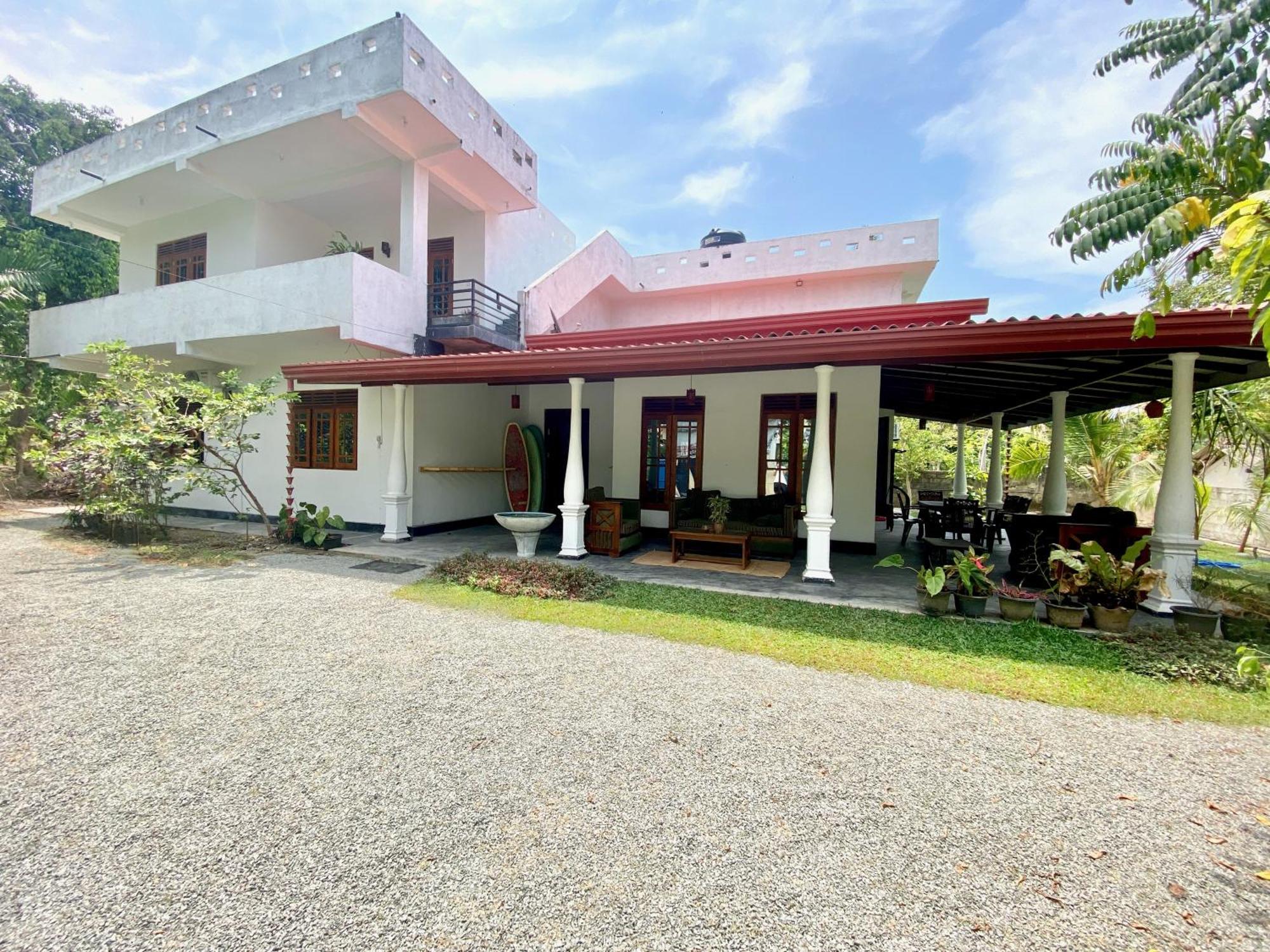 Makai Surf House Hotell Ahangama Exteriör bild