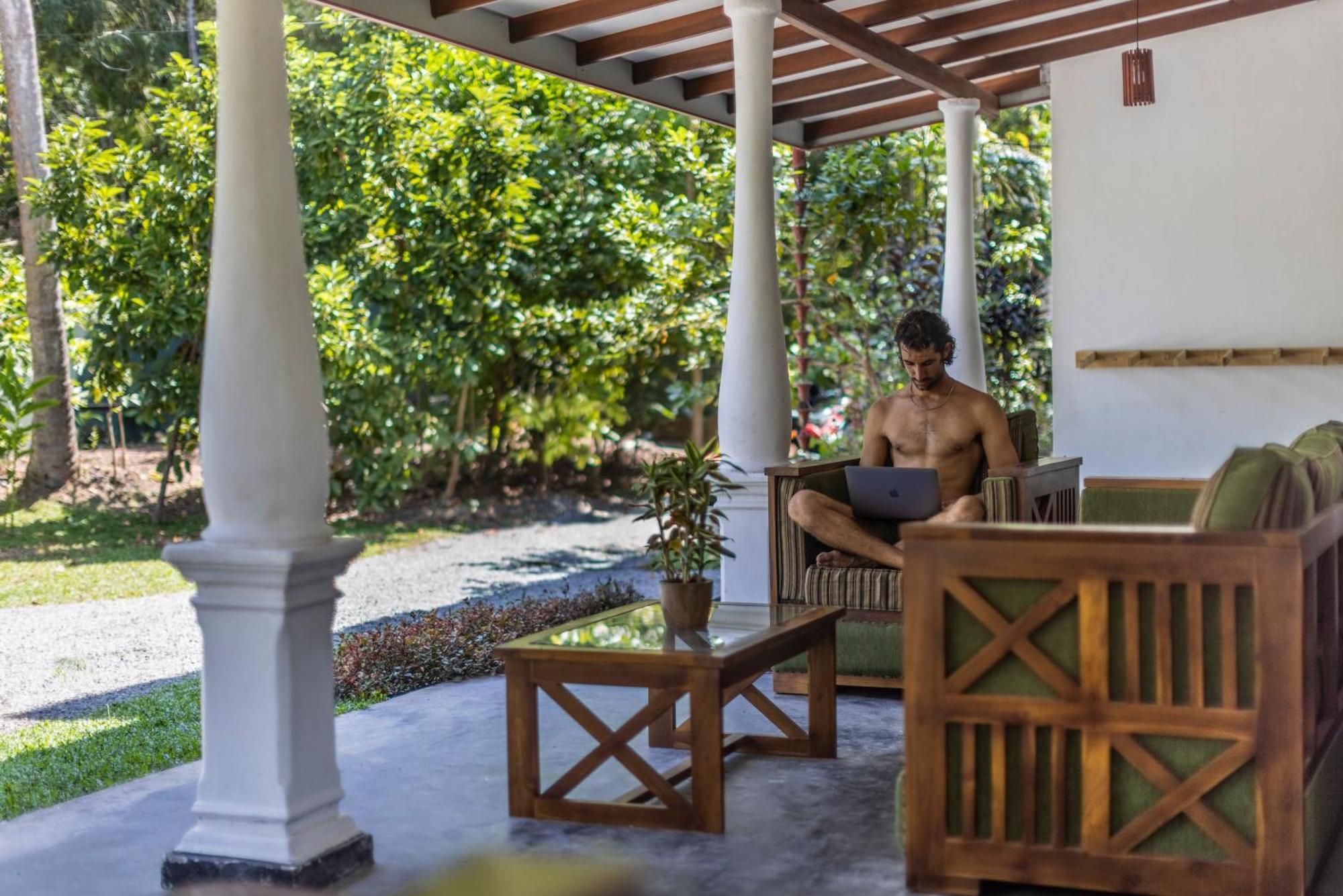 Makai Surf House Hotell Ahangama Exteriör bild